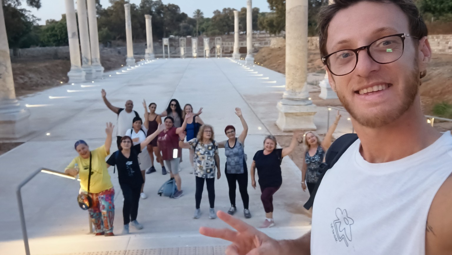איגור רסקין עם קבוצת MaxWalk באתר העתיקות באשקלון