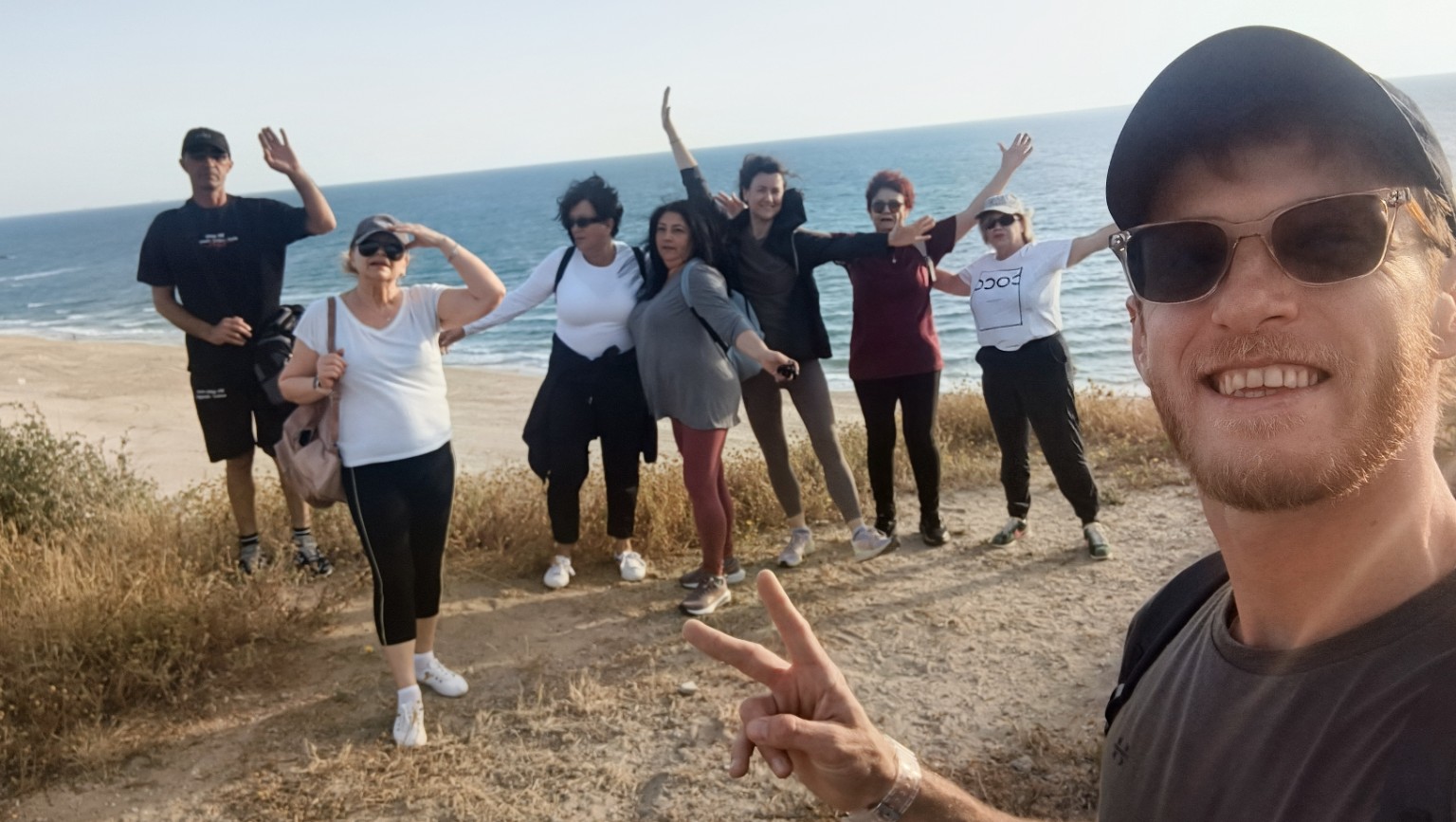 איגור רסקין עם חברי הקבוצה מול הים באשקלון